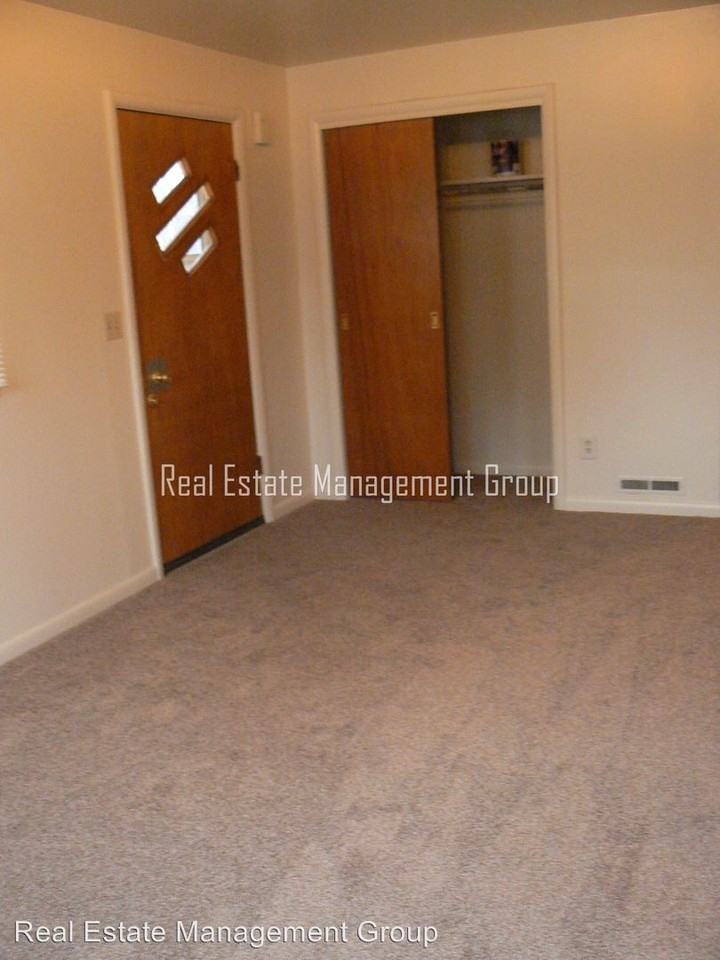 320 Jefferson St - Photo 2 of 6