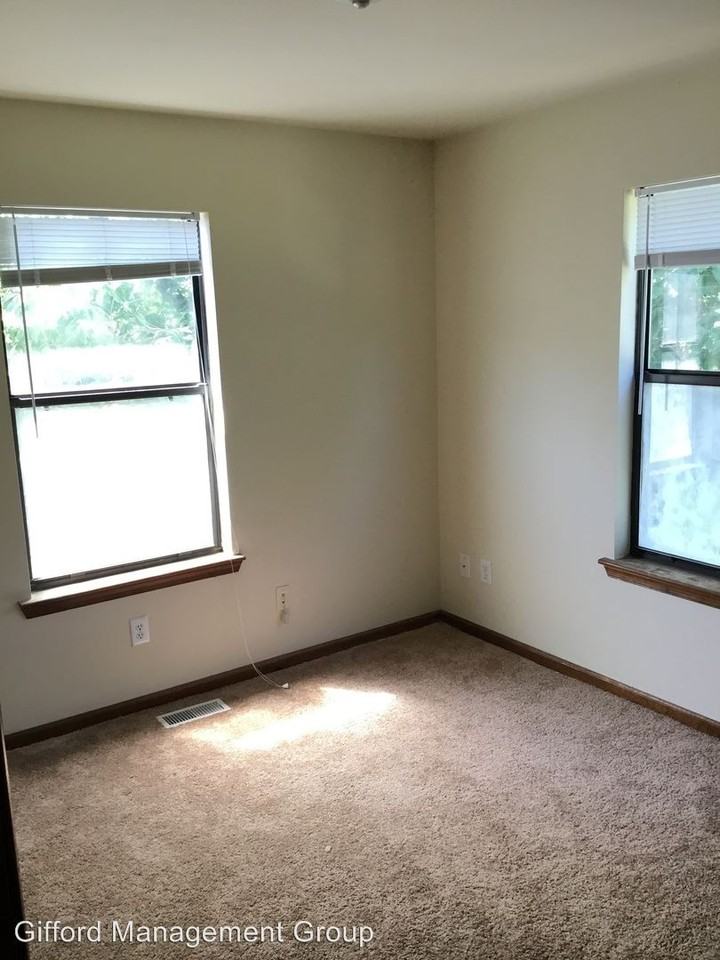 6205 Geneva Way #B - Photo 3 of 8