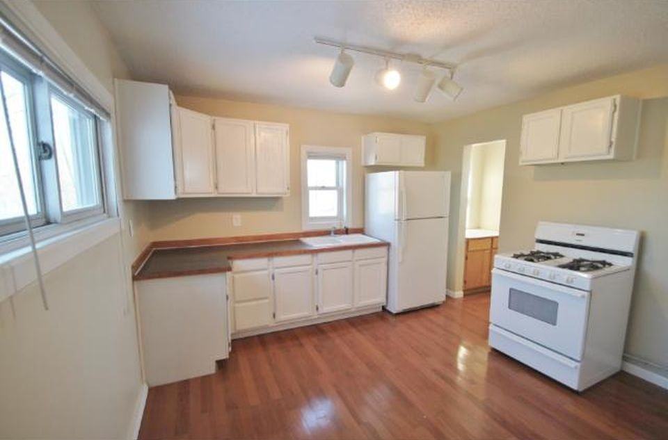 1097 Suburban Ave E - Photo 2 of 6