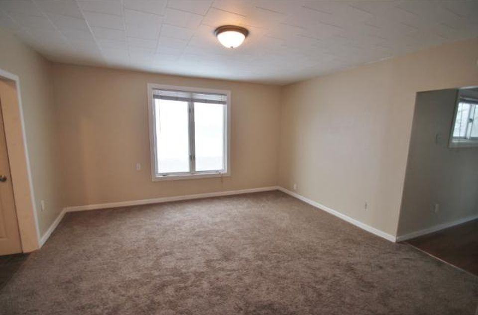 1097 Suburban Ave E - Photo 3 of 6