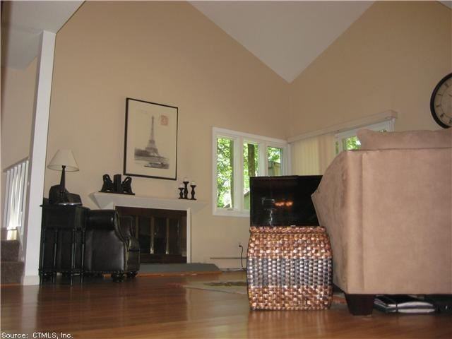 7 Lyle Ct - Photo 2 of 14