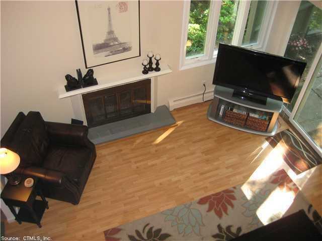 7 Lyle Ct - Photo 3 of 14