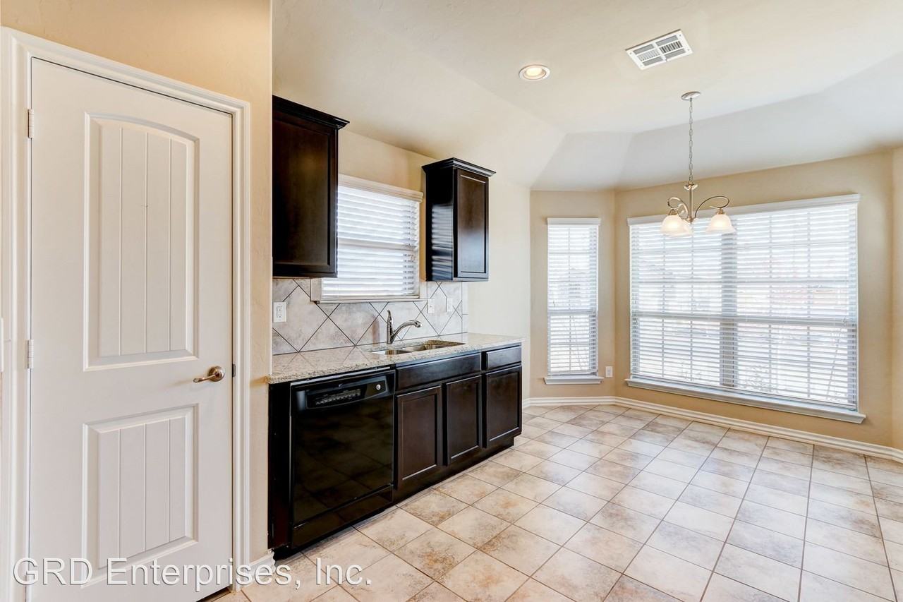 8116 NW 107th St - Photo 2 of 8