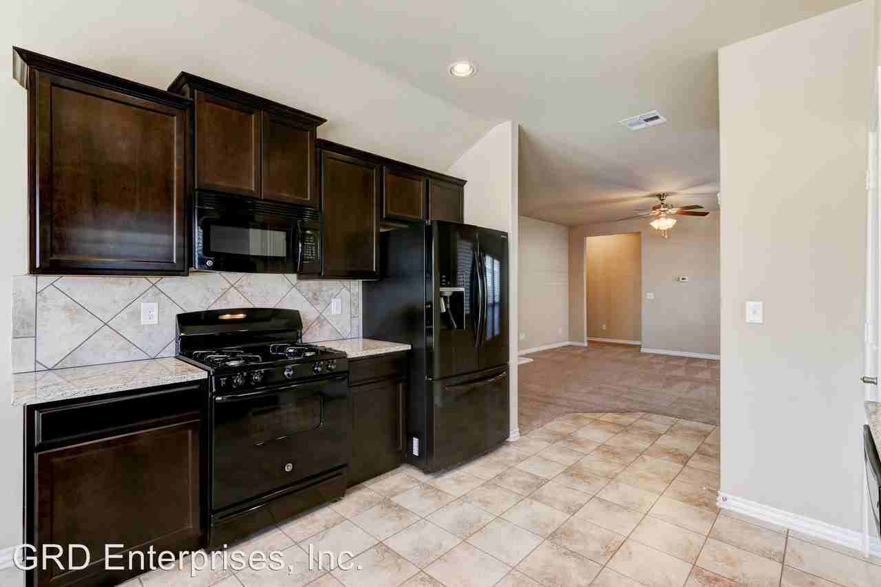 8116 NW 107th St - Photo 3 of 8