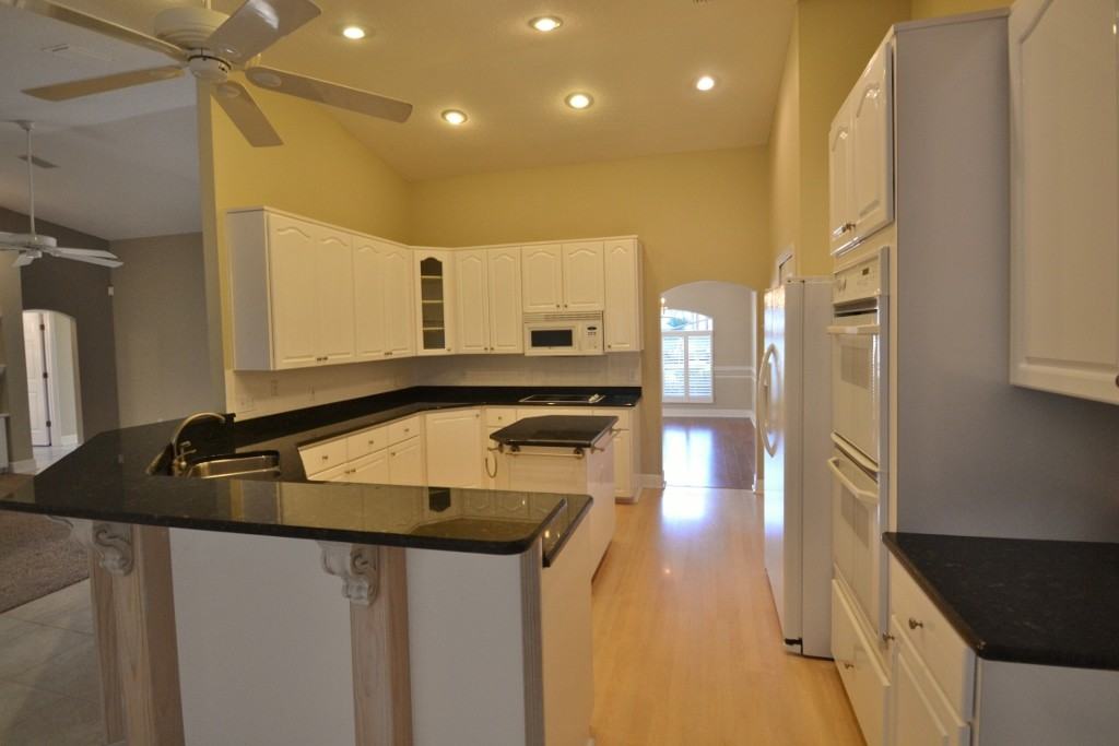 304 Hazeltine Dr - Photo 3 of 11