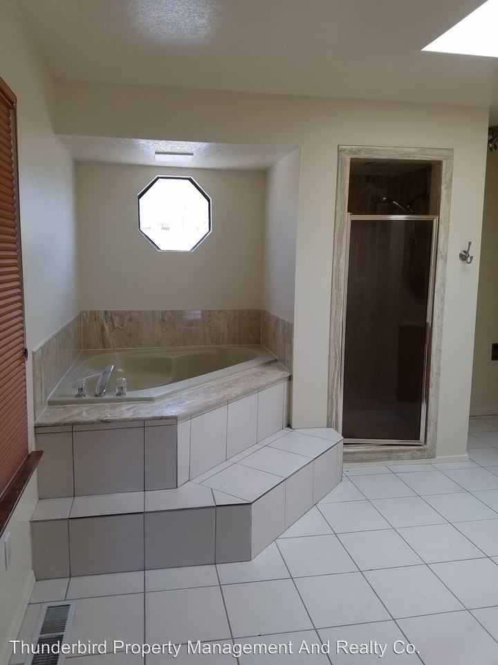 4817 Manitoba Ct NE - Photo 2 of 6