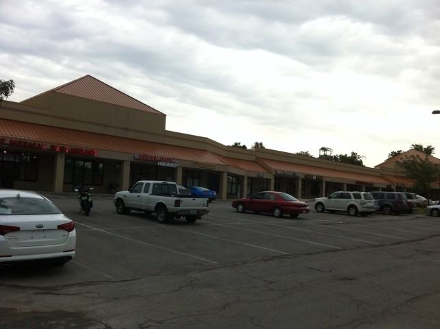 7835 N Oak Trafficway - Photo 2 of 4