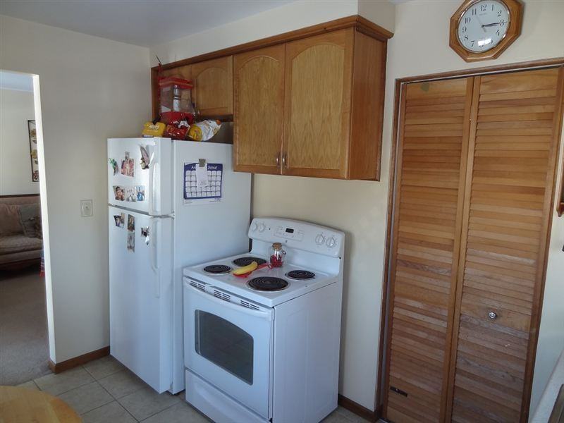 28529 Dawson St - Photo 2 of 10