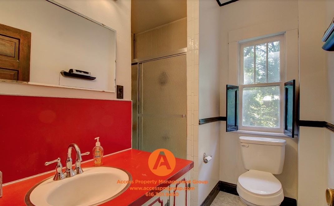 50 Lowell Ave NE - Photo 3 of 6