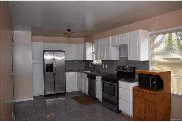 23164 Cromwell St - Photo 3 of 15