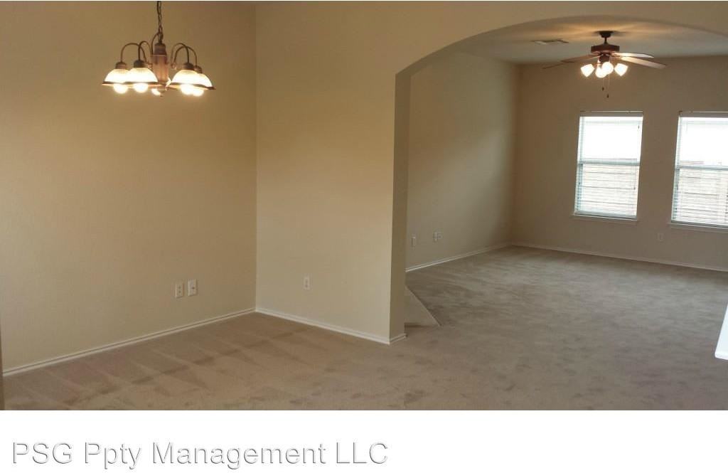 1512 Tonia Loop - Photo 2 of 10