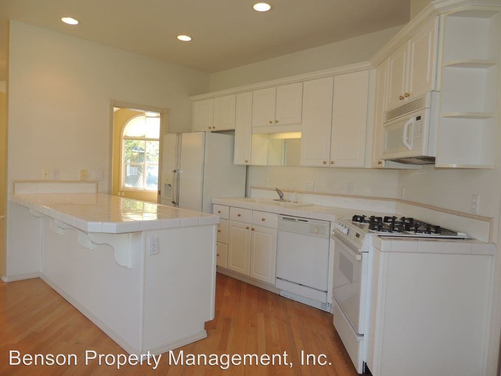 964 NE Pacific Dr - Photo 3 of 14