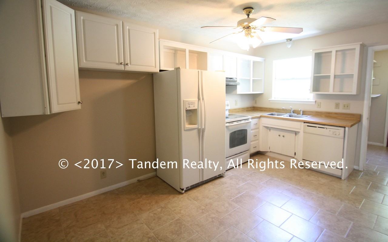 3245 Lakeford Dr - Photo 2 of 13