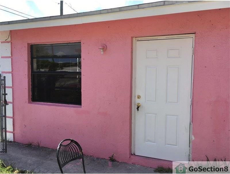 1340 W 35th St - Photo 3 of 10