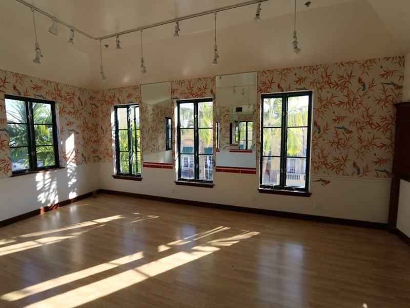 317 Peruvian Ave - Photo 2 of 4