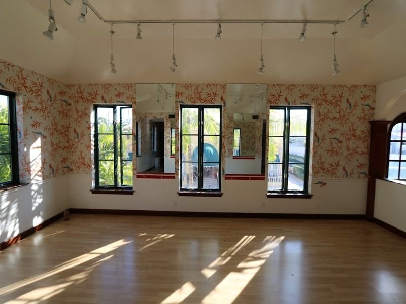 317 Peruvian Ave - Photo 3 of 4