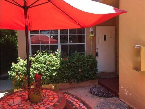 220 Washingtonia Ave - Photo 2 of 8