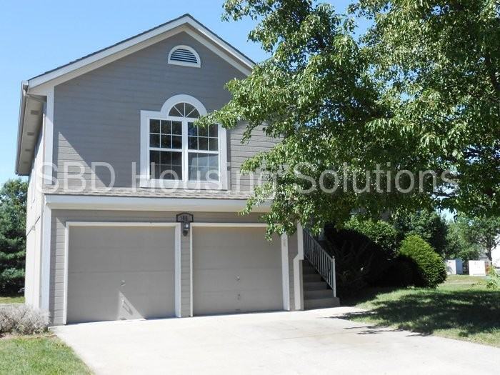 1009 NE Queens Cir - Photo 2 of 23