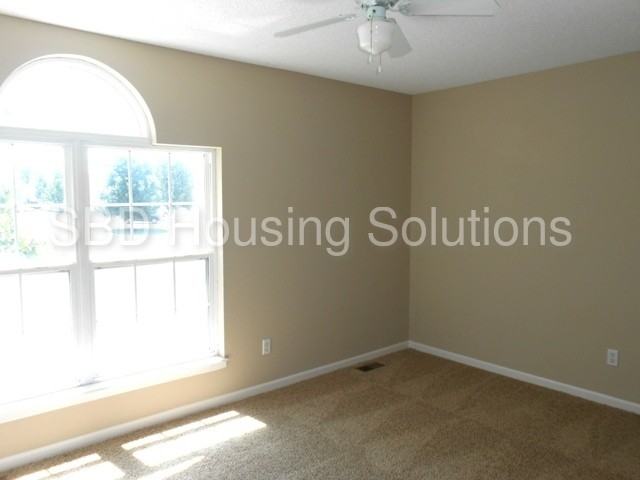 1009 NE Queens Cir - Photo 3 of 23