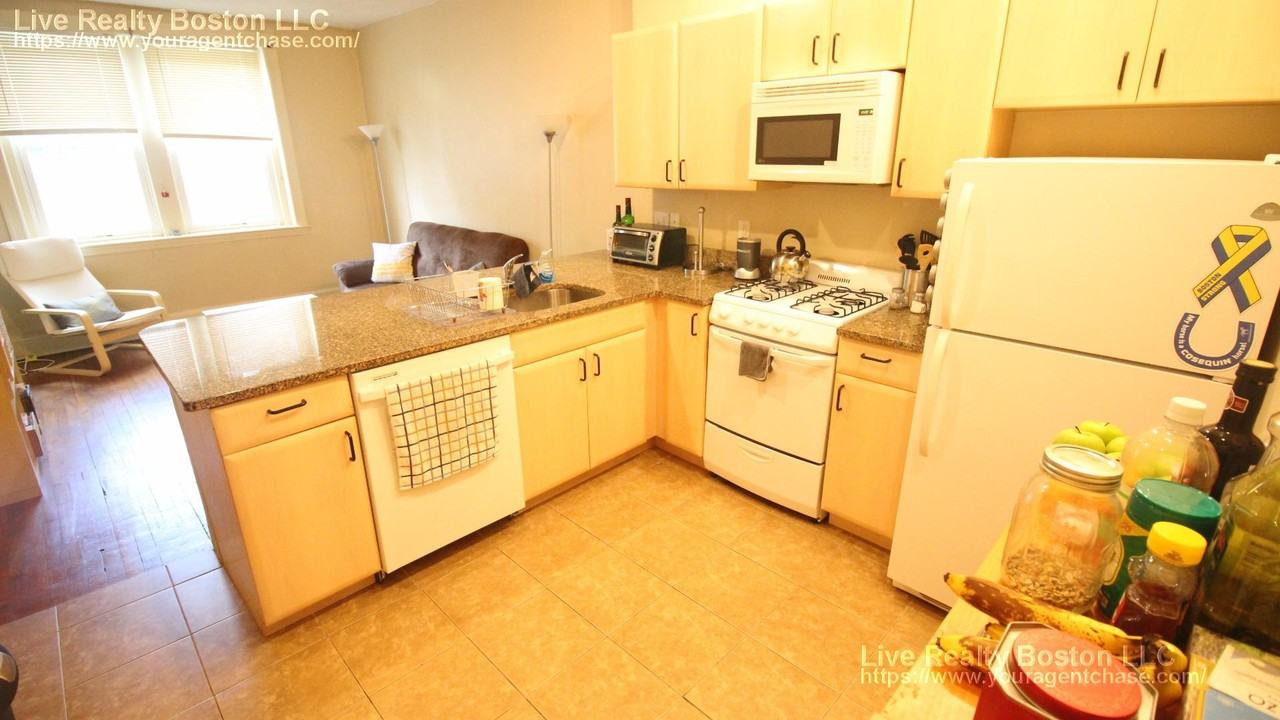 62 Thatcher St - Photo 2 of 2