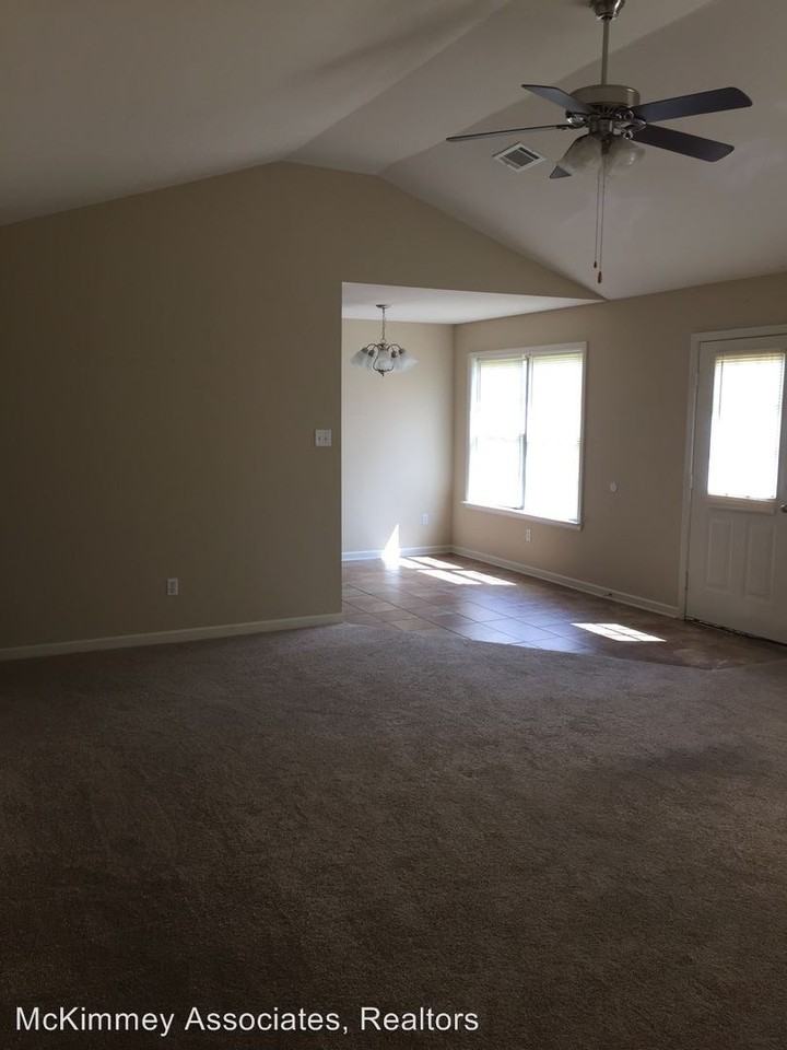 126 Angel Cir - Photo 3 of 9