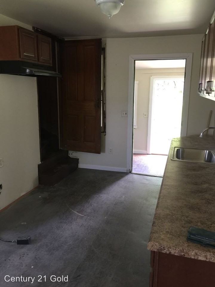 564 E Weis St - Photo 2 of 6