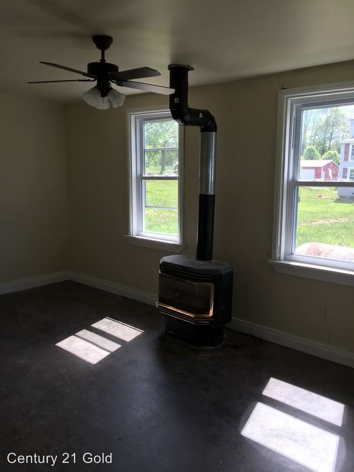 564 E Weis St - Photo 3 of 6