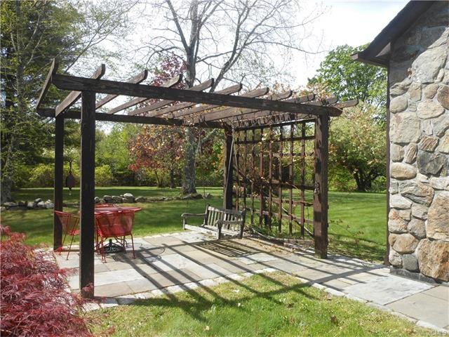 25 Hifield Dr - Photo 2 of 23