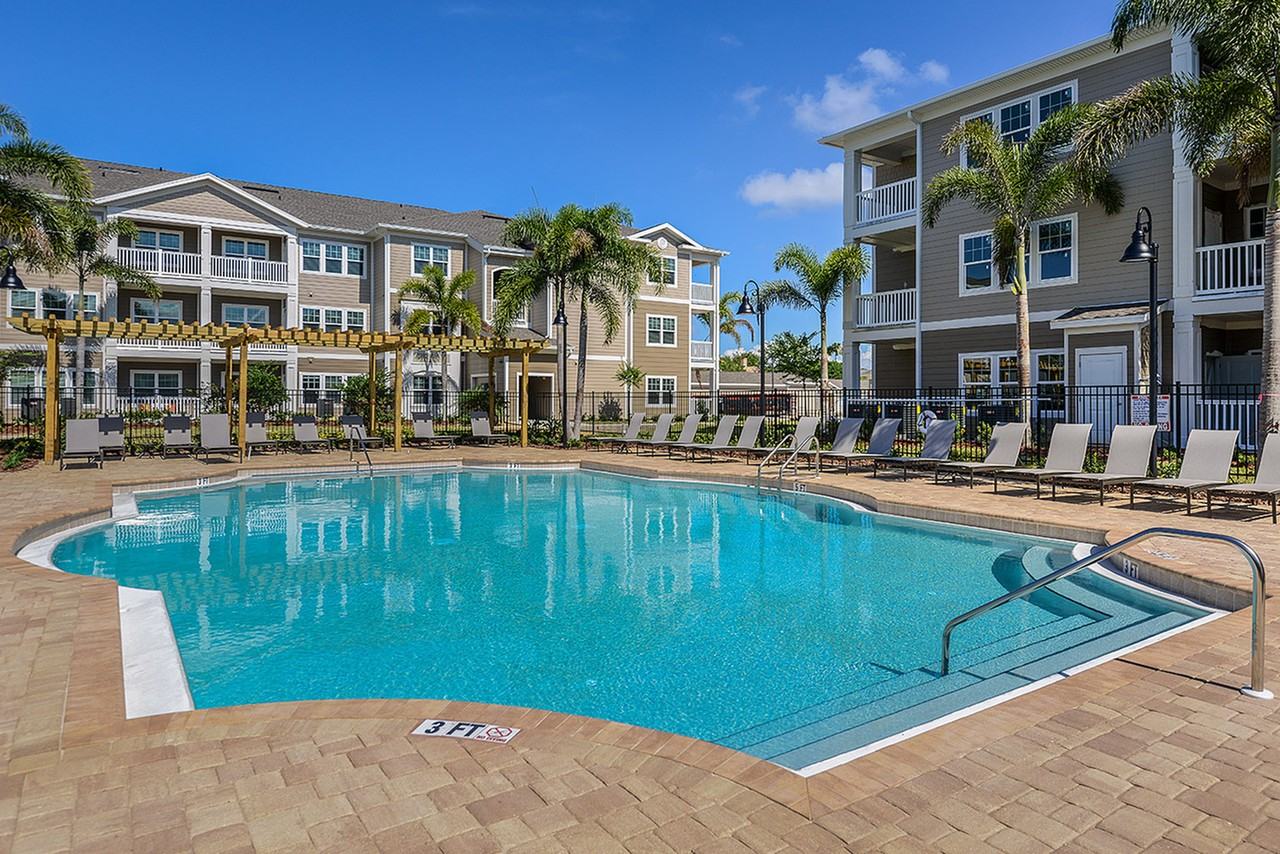 Aura @ 4th - Photo 3 of 18