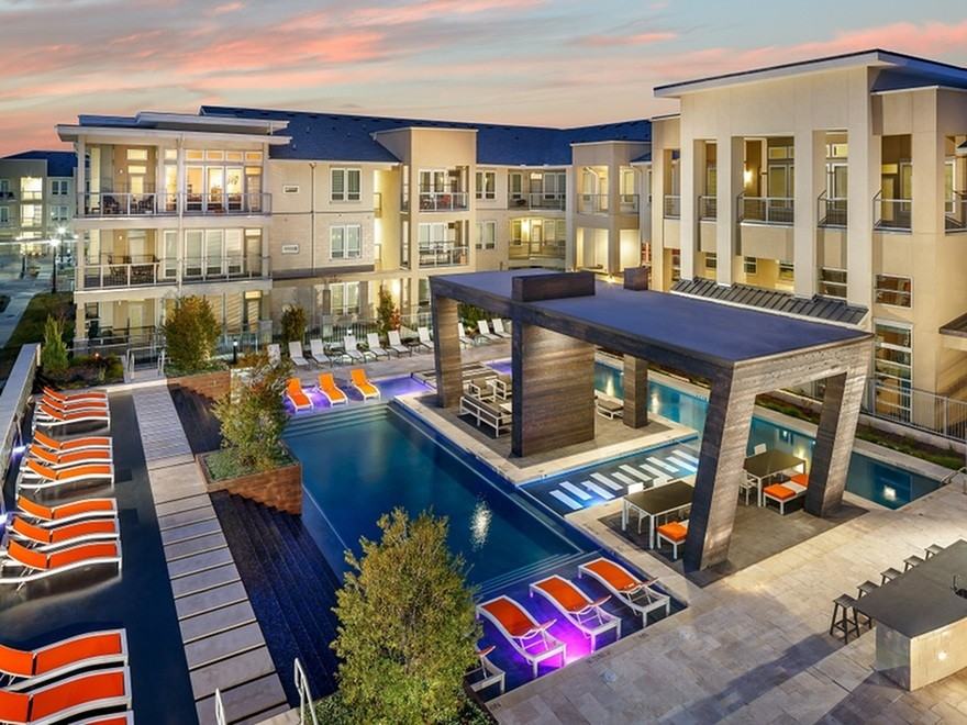 Avenue 900 - Photo 2 of 38