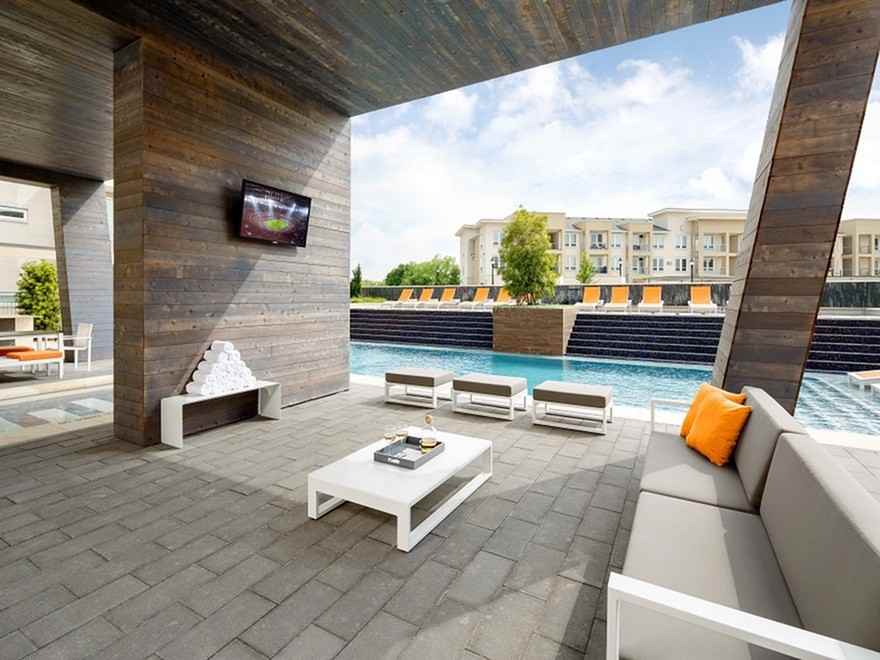 Avenue 900 - Photo 3 of 38