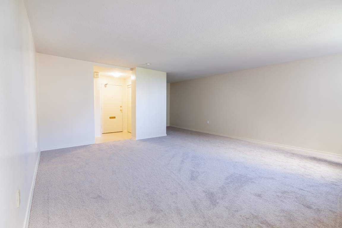 Royal Oak Terrace (1126-1150) - Photo 3 of 26