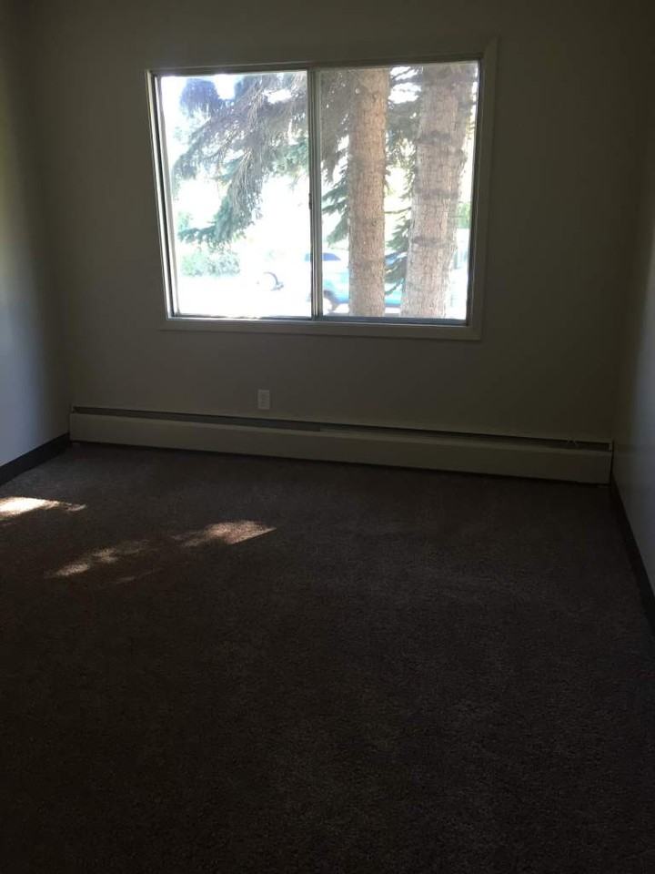 Park Royal Manor - Photo 3 of 13