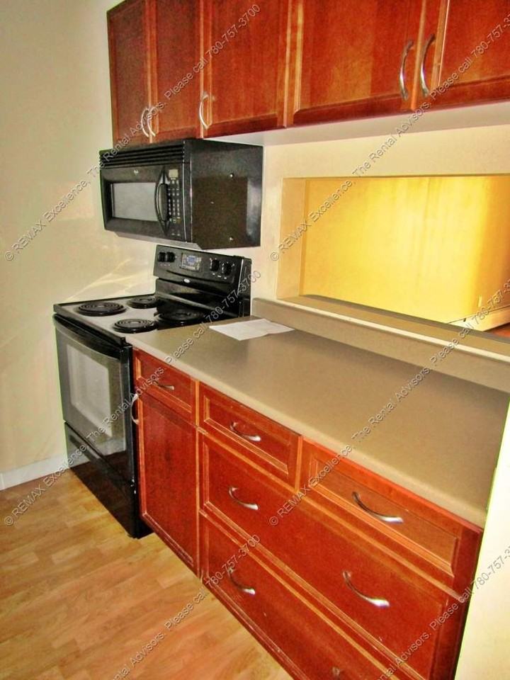 10326 117 Street - Photo 3 of 12