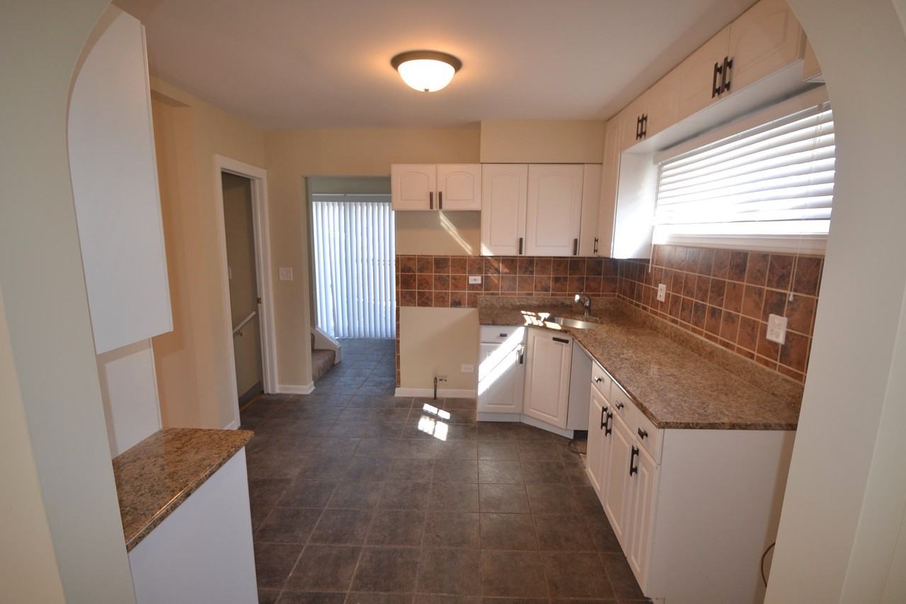 10647 S Sawyer Ave - Photo 3 of 4