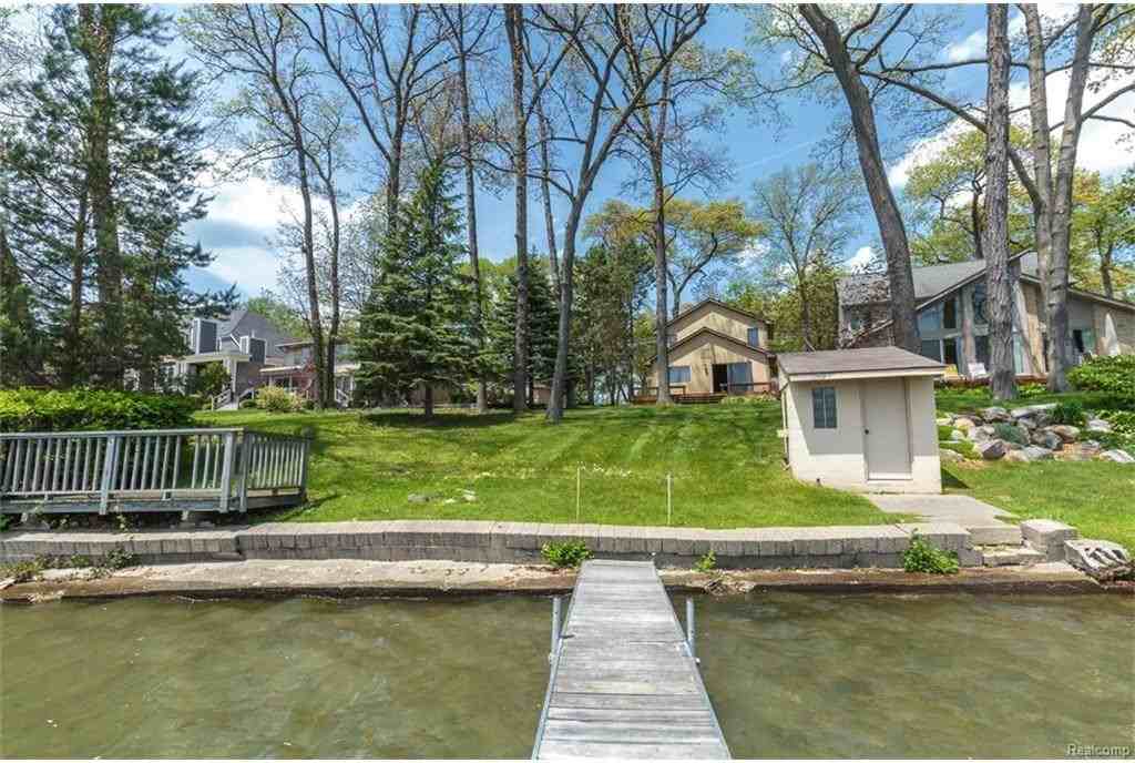 8655 Edgewood Park Dr - Photo 2 of 43