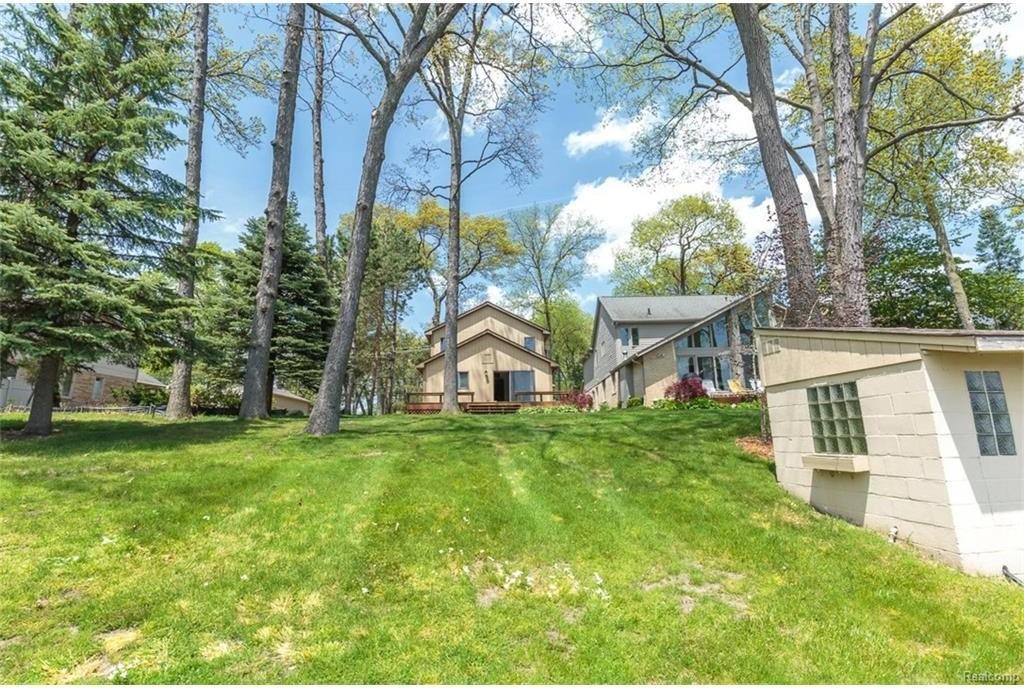 8655 Edgewood Park Dr - Photo 3 of 43