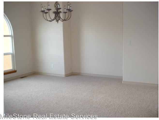 1061 Glengary Pl - Photo 3 of 10