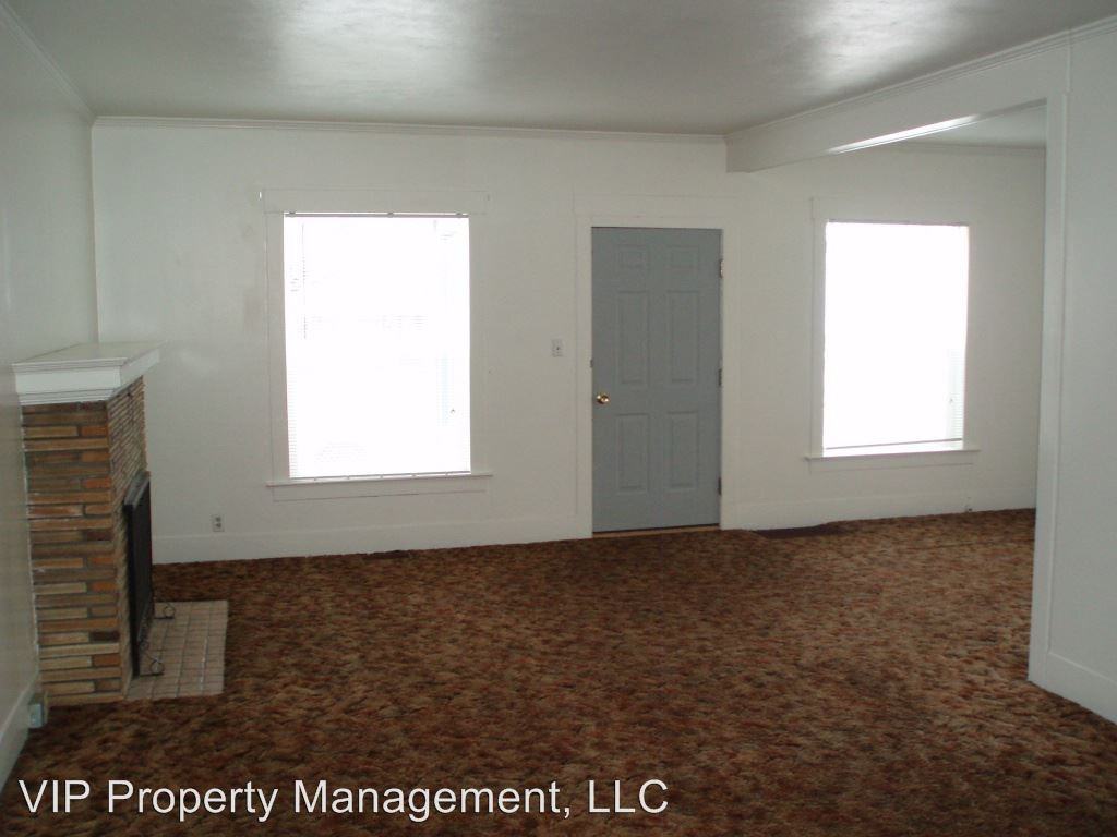 316 S Division St - Photo 2 of 3