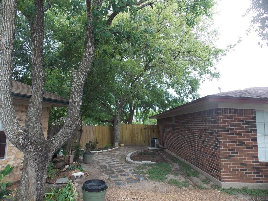 202 Yale Ct - Photo 2 of 10