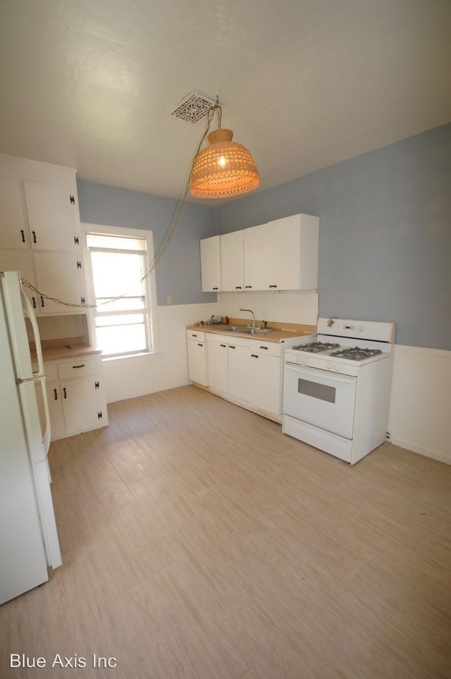 226 E Commercial St - Photo 2 of 11