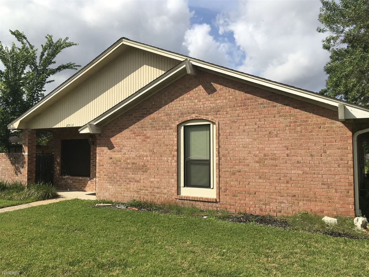 2917 Broadmoor Dr - Photo 2 of 26