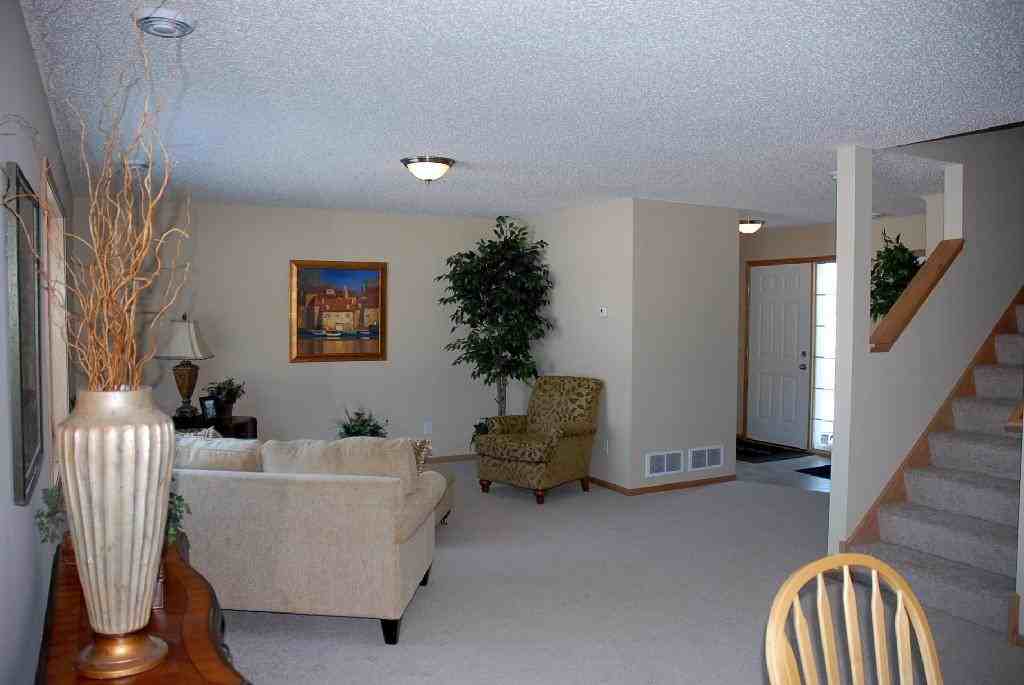 155 Oakmont Ln - Photo 3 of 10