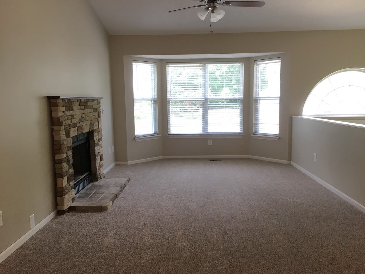 1813 Meadowbrook Ct - Photo 2 of 12