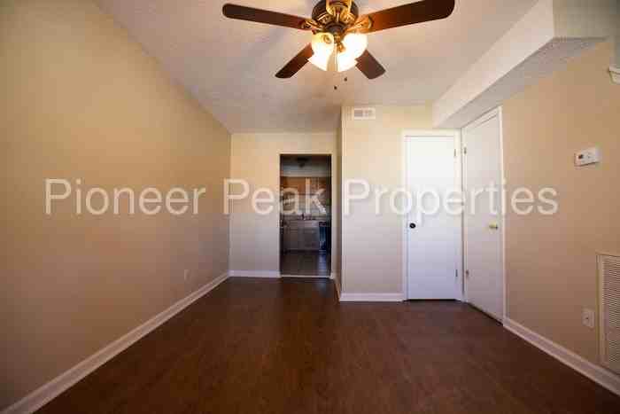 431 Barnhardt Cir - Photo 3 of 7