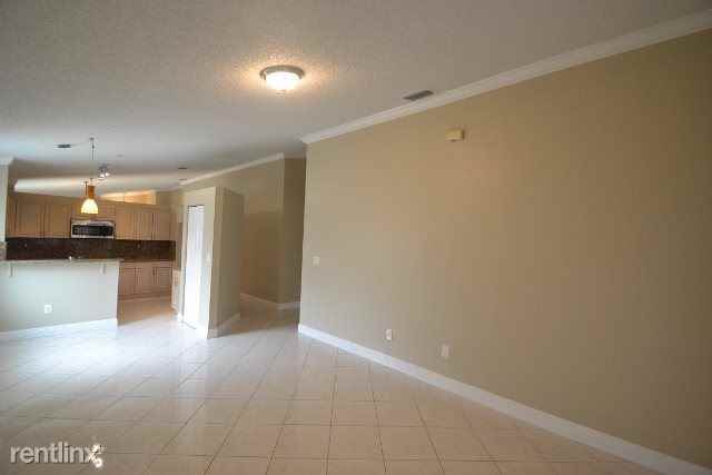 370 SW 203rd Ave - Photo 2 of 7