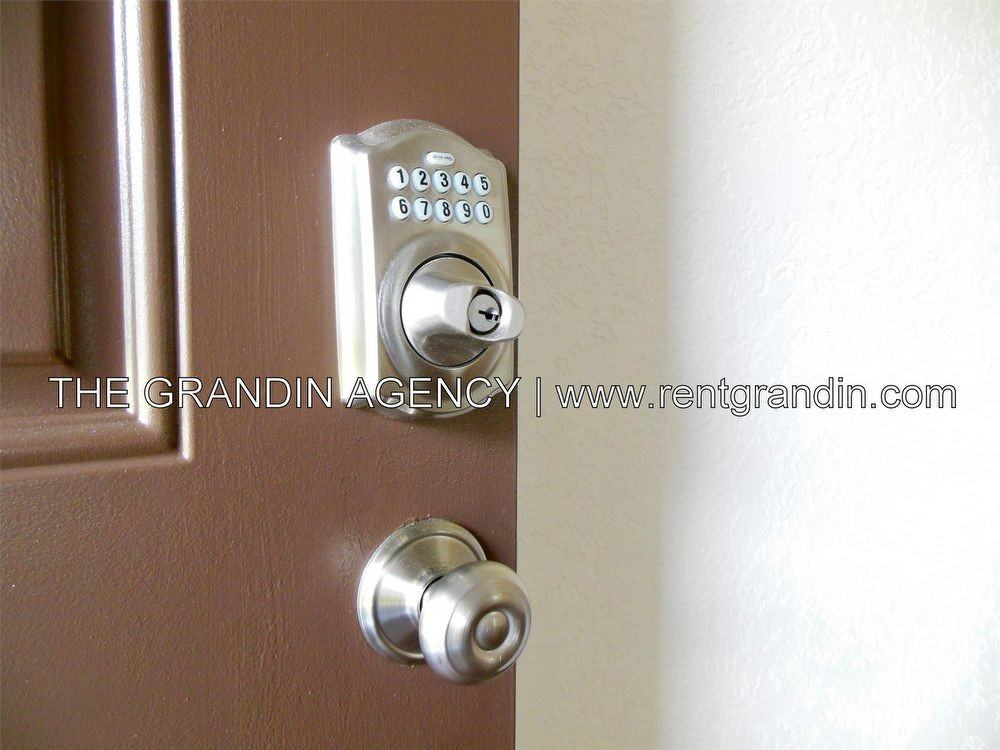 938 Kyle Ave NE - Photo 3 of 26