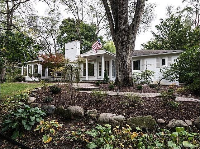 26335 Woodlore Rd - Photo 2 of 50