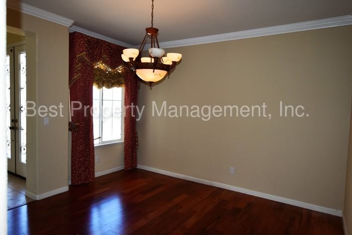 421 Bayonett Ct - Photo 3 of 15