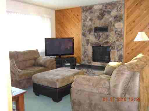 314 Juneau Ave - Photo 3 of 9